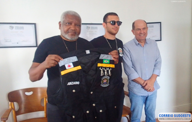 Comissários-de-Menores-de-Guaxupé-recebem-novos-coletes-de-identificação-