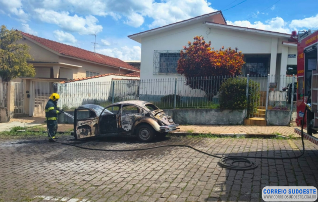 Incêndio-em-Fusca-mobiliza-Corpo-de-Bombeiros-no-centro-de-Guaxupé