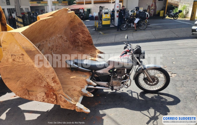 Mulher-escapa-sem-ferimentos-graves-após-ser-arrastada-por-pá-carregadeira