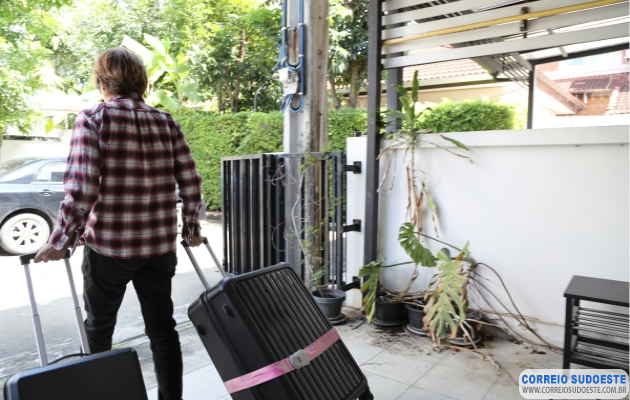 Viagens-longas,-calor-e-pouco-movimento:-por-que-o-verão-exige-mais-atenção-com-a-circulação