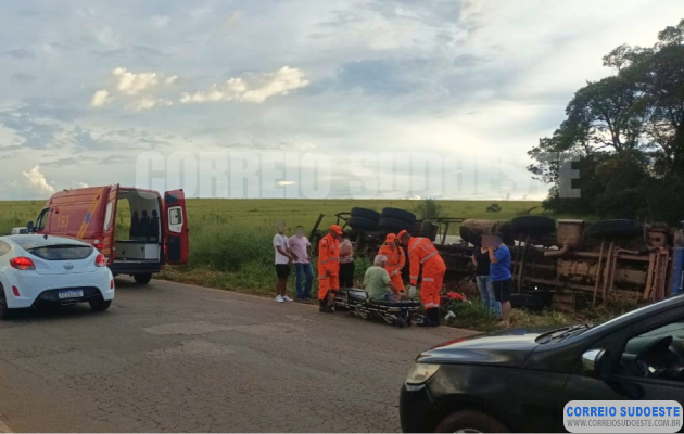 Pane-nos-freios-causa-tombamento-de-caminhão-em-Alfenas