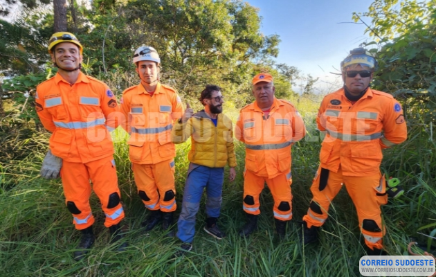 Paraglider-fica-preso-em-árvore-e-é-resgatado-pelos-bombeiros-na-zona-rural