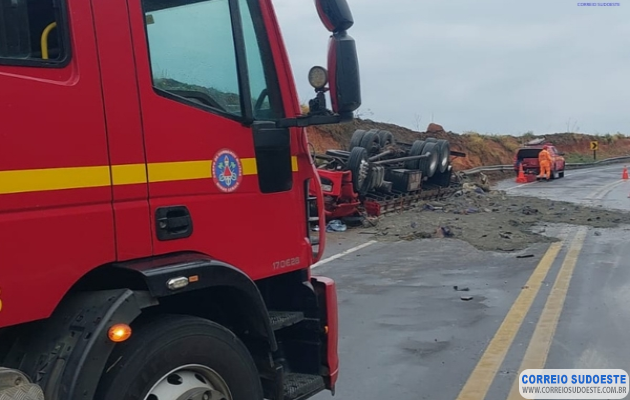 Acidente-com-caminhão-de-cimento-deixa-uma-vítima-fatal-na-BR-146,-em-trecho-da-Serra-de-São-Pedro