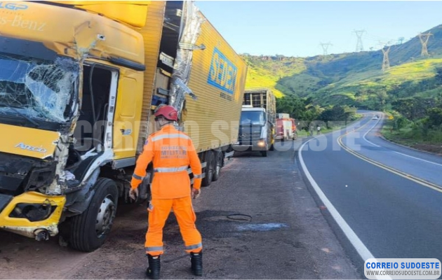 Colisão-frontal-entre-caminhões-mobiliza-Bombeiros-na-BR-491,-em-São-Sebastião-do-Paraíso