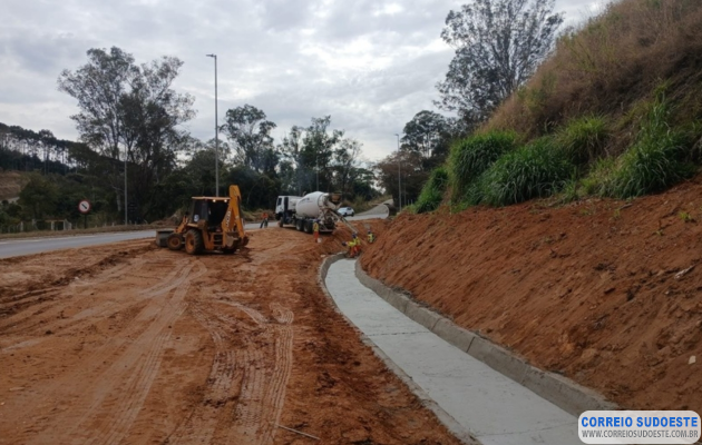 EPR-Vias-do-Café-executa-obra-emergencial-de-drenagem-na-BR-146,-em-Muzambinho