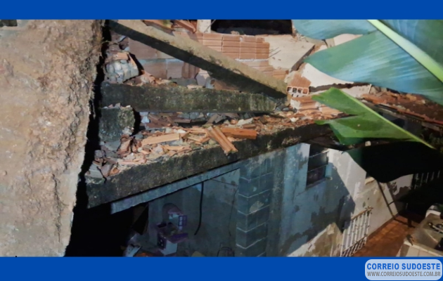 Desmoronamento-de-muro-atinge-residência-em-Poços-de-Caldas