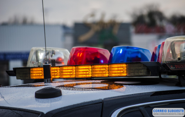 Motocicleta-escapa-de-abordagem-e-pedestre-é-ferida-por-tiro-acidental-em-Guaxupé