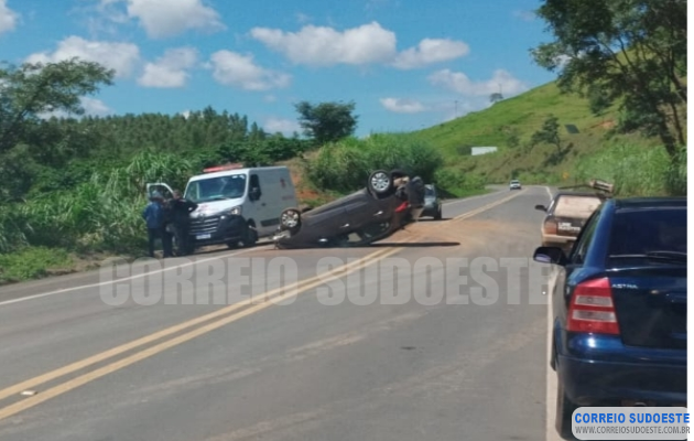 Condutora-capota-veículo-na-BR-491-e-sai-ilesa