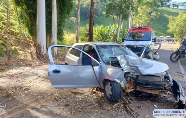 Mulher-morre-e-motorista-fica-gravemente-ferido-após-colisão-com-eucaliptos-