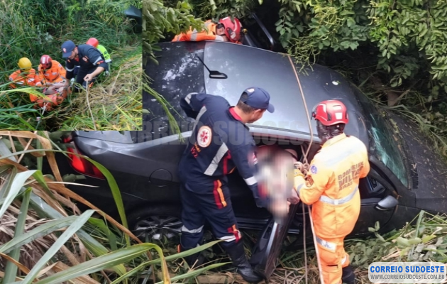 Carro-despenca-em-ribanceira-e-Bombeiros-resgatam-vítima-em-Alfenas