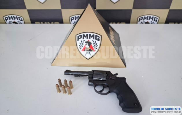 Jovem-é-Preso-com-Revólver-em-Operação-Policial-em-Guaxupé