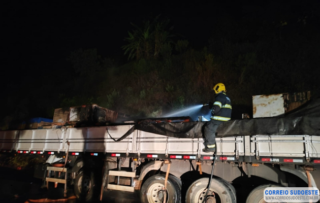 Bombeiros-de-Guaxupé-combatem-incêndio-em-carreta-na-BR-491
